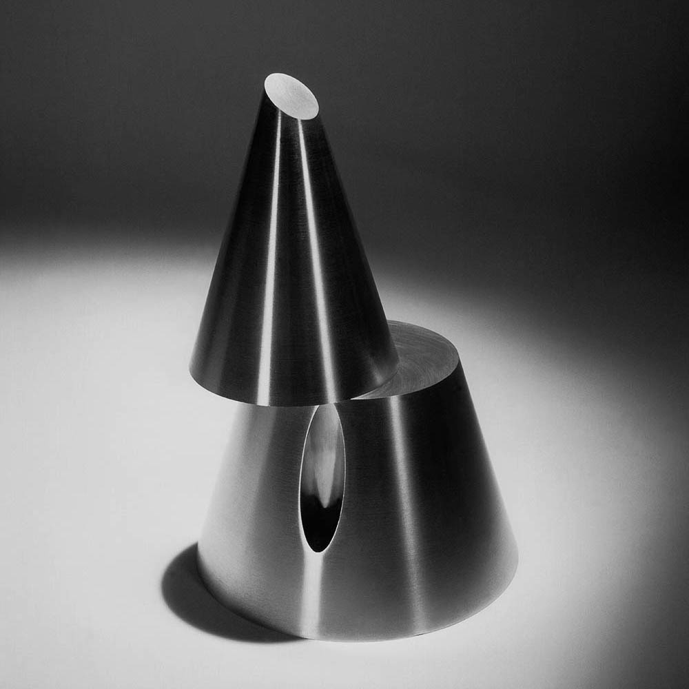 Aluminium cone top part pivoting open