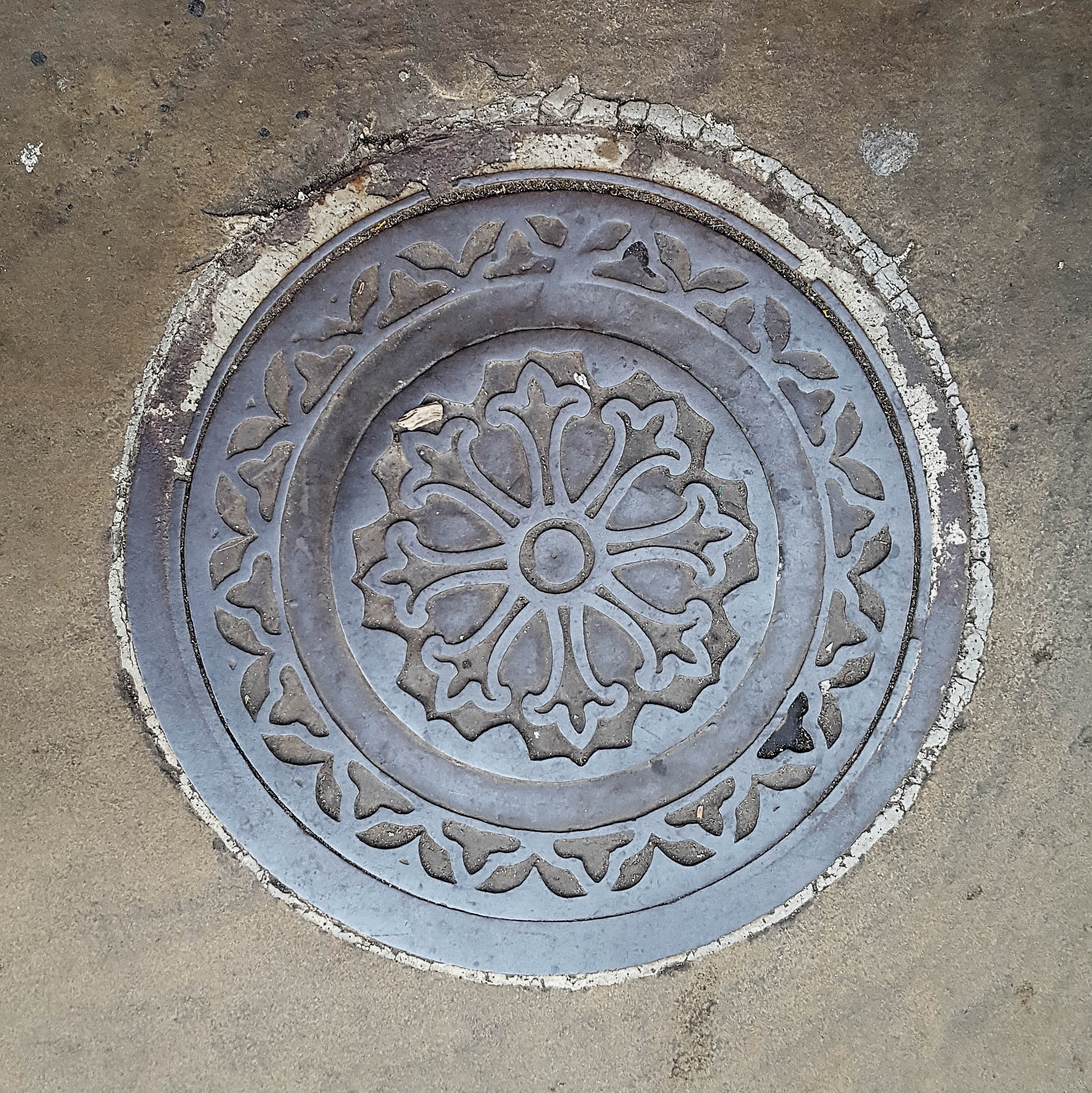 Manhole Cover, London - Cast iron with decorative circular fleur dis lis pattern