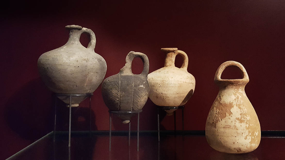 Ceramic pots displayed in The Ashmolean Museum